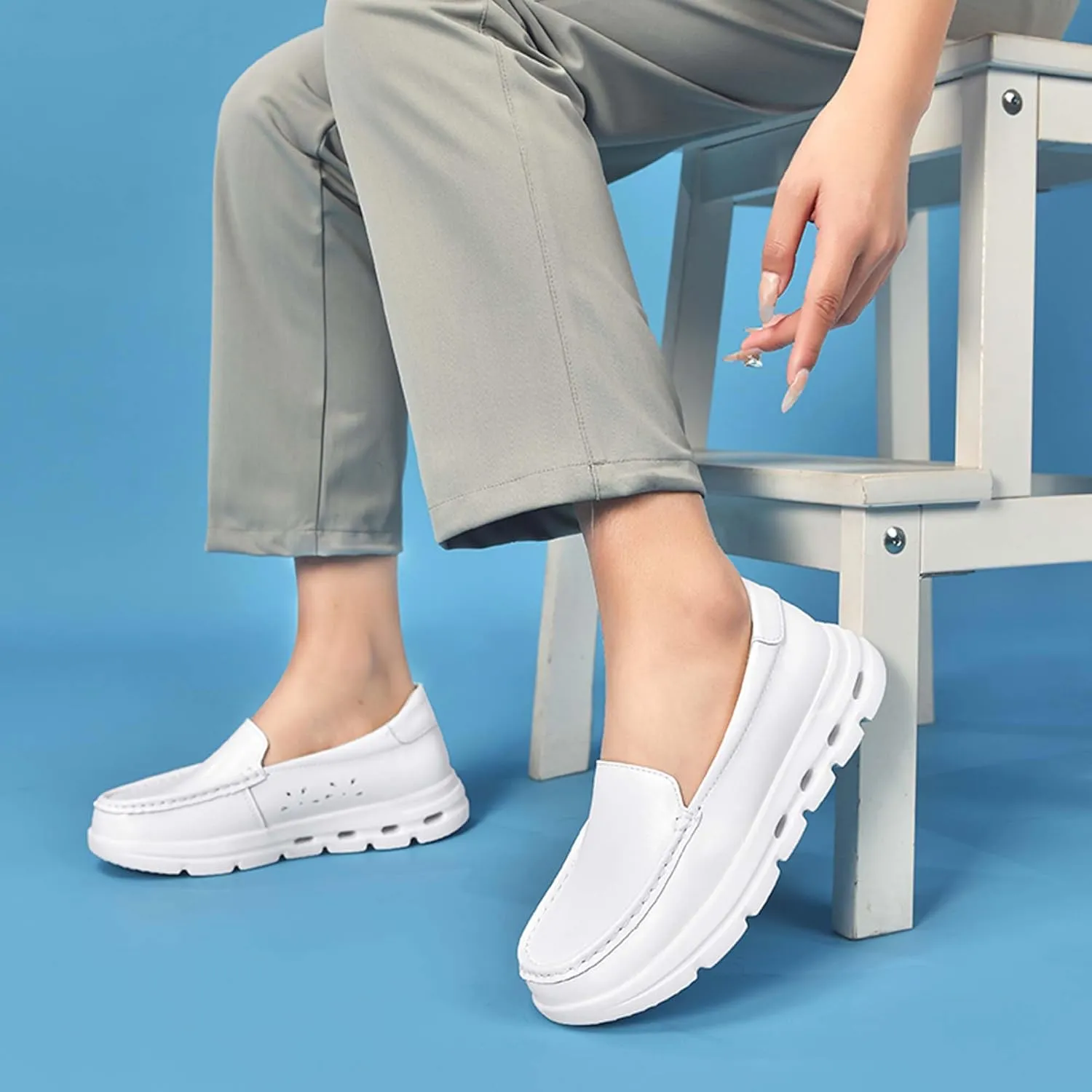 Comfortable Women's Nurses Shoes Breathable Anti-Slip Restaurant Service Shoes Soft Bottom Shock Absorption Ladies Medical Work Shoes