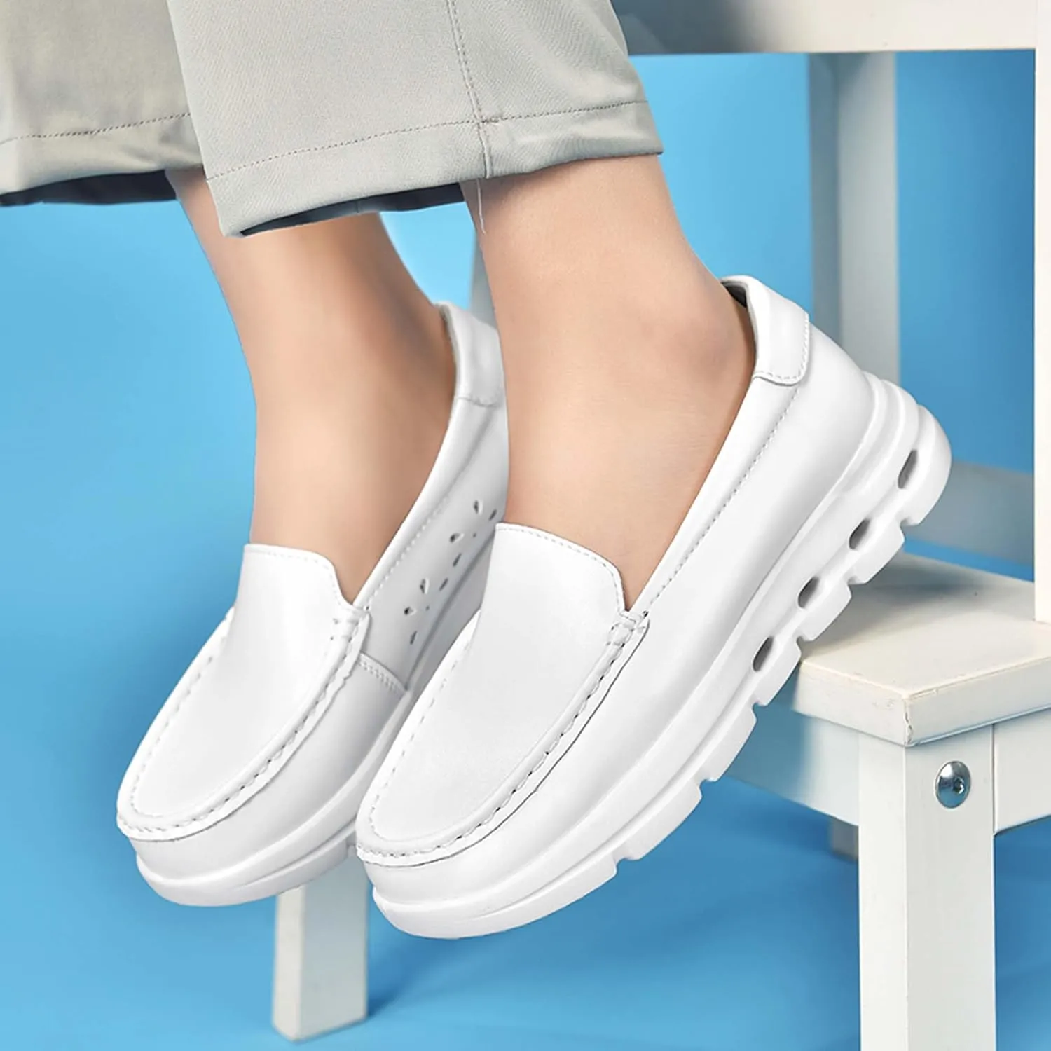Comfortable Women's Nurses Shoes Breathable Anti-Slip Restaurant Service Shoes Soft Bottom Shock Absorption Ladies Medical Work Shoes